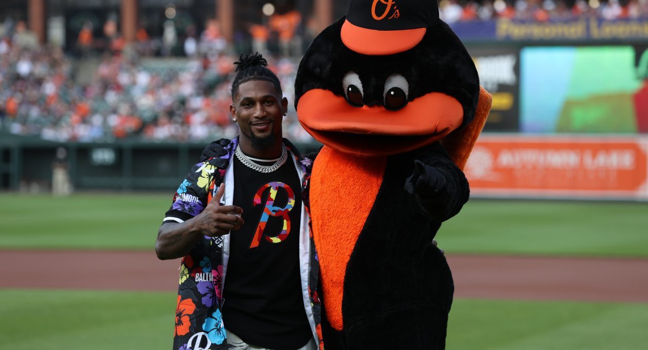 Deonte Harty ’15 Throws out First Pitch